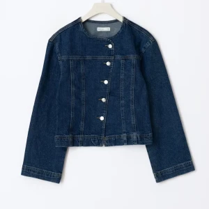 Mörkblå skräddarsydd jeansjacka - Säljer denna jacka från Gina Tricot som är slutsåld på hemsidan, andvänd 1 gång 💗😊 så den är som helt ny! Perfekt nu till hösten eller till när man ska gå ut 😋