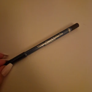 Eyeliner  - Säljer en helt ny brun vattenfast eyelinerpenna från Makeup Mekka. Pennan har en snygg blå hylsa med guldtext och ett brunt lock som matchar färgen på eyelinern. Perfekt för att skapa markerade eller mjuka linjer runt ögonen.