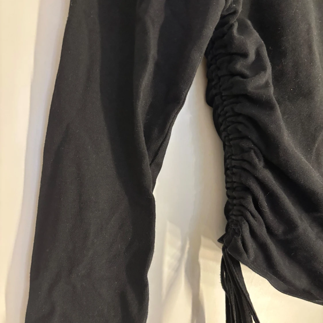 Svart långärmad topp med snörning - 1