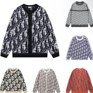 Mönstrad kofta med knappar - Säljer en oversized kofta med coolt grafiskt mönster i svart och vitt. Koftan har långa ärmar, rund halsringning och knäppning framtill. Mjuk och stickad känsla, perfekt för lager-på-lager. Passar dig som gillar statement-plagg och streetstyle. S och M