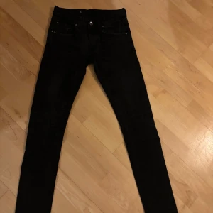 Svarta tiger of sweden, slim fit - Tja! Säljer nu dessa tiger of Sweden jeans för bra peng och de är bra skick och har inga skavanker. 
