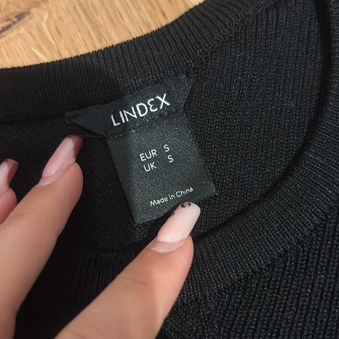 Svart ribbad tröja från Lindex - 1