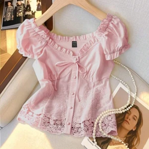 Söt rosa blus med spets - Supergullig ljusrosa blus från Shein med puffiga korta ärmar. Vill även tillägga att i verkligheten är den en aning mörkare!! Säljer denna då den inte passar riktigt, aldrig använd bara testad💓
