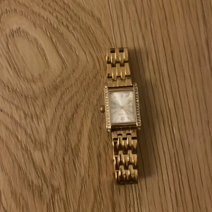 guld klocka - jag vill sälja min guldiga klocka super bra skick syns typ inte att den är använd. säljer pga att jag knappt använder den. köpt från ur &penn för 1000kr. box och extra delar om man vill göra den större kommer med. 