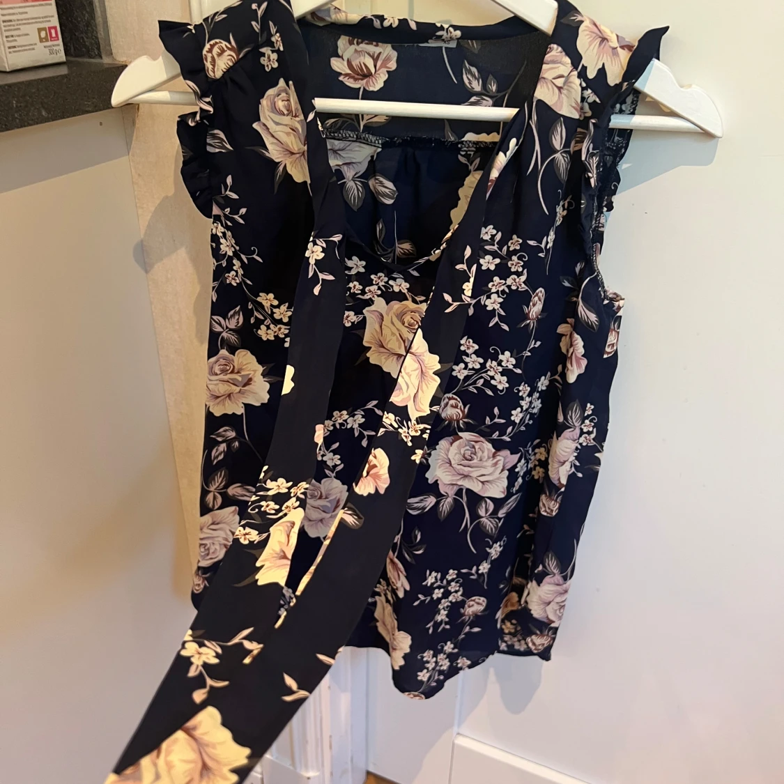 Blommig blus från Hallys i marinblått xs  - 1