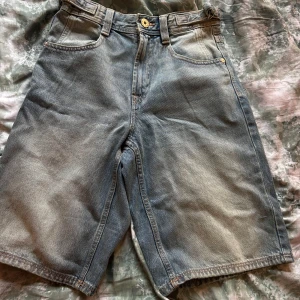 Blå jorts - Ljusblåa jeansshorts, aldrig använda/helt orörda