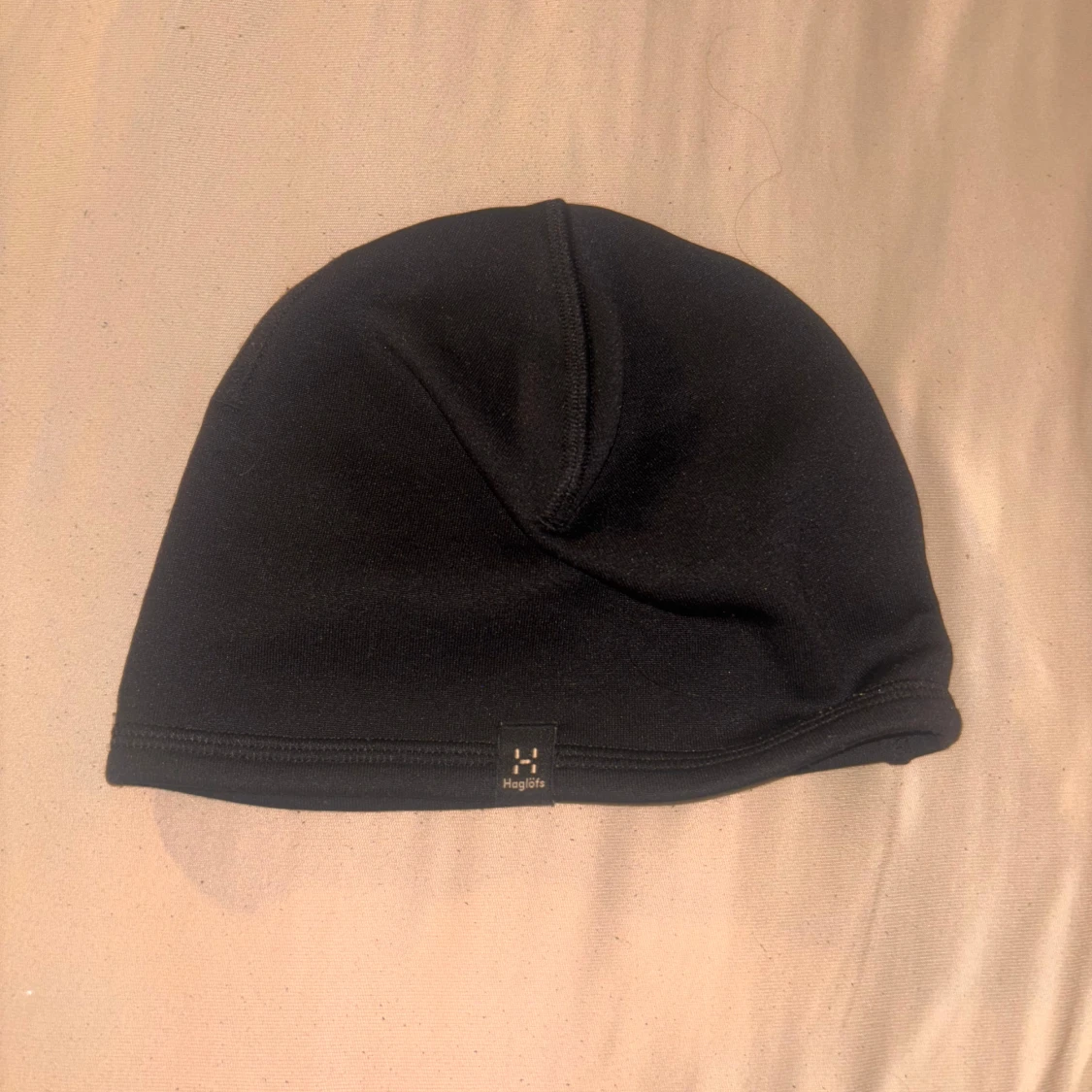 Svart mössa från Haglöfs