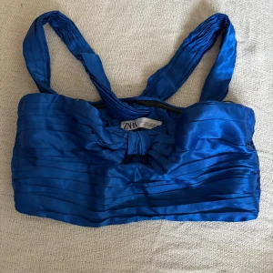 Satin halterneck topp - Aldrig använd. Som ny