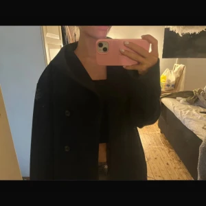 mörkblå kappa - Mörkblå kappa från Gina Tricot