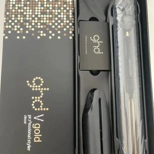 GHD V Gold Classic Professional Styler - GHD V Gold Classic Professional Styler plattång i nyskick, komplett med originalförpackning. Guldplattor för jämn värme och smidig styling. Perfekt för att skapa släta, glansiga frisyrer. Inga synliga defekter eller slitage. Helt oanvänd endast öppnad 