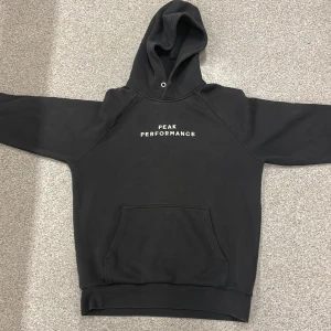 Svart Peak performance hoodie - En riktigt snygg Svart peak performance hoodie i storlek large som är perfekt till den kalla vintern 