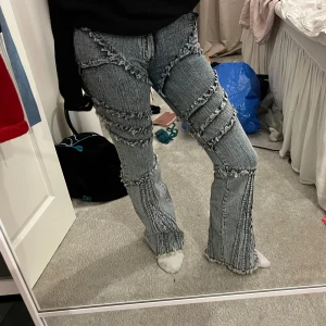 Lågmidjade bootcutjeans - Supersnygga Lågmidjade bootcut jeans som inte säljs längre💕 Sparsamt använda. Innerbenslängd: 82cm💕