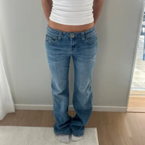 Ljusblå jeans  - Ljusblå jeans bootcut/vida. Storlek S, Midja: 38x2 cm innerben: 82 cm