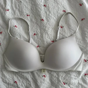  Intimissimi - Säljer en vit push-up bh från Intimissimi med släta kupor och justerbara axelband. Bh:n har en enkel och stilren design, perfekt under alla typer av toppar. Materialet är mjukt och bekvämt mot huden, med diskret logga på insidan av bandet. knappt använd då den är för liten 