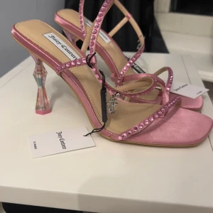 Juicy Couture “Sasha” heels – Begonia Pink - Storlek: 4 (ca 37 EU) Skick: Helt nya ✨  Superfina Juicy Couture-klackar i färgen Begonia Pink, med glittrande stenar och genomskinlig klack 💅 Modell: SASHA (JCFSAN222026) från Spring/Summer 2023 Det här paret är märkt “SMS SAMPLE”, vilket betyder att det var ett provexemplar – alltså lite unikt 💖  Nypris runt 2000+ kr, säljer för 1500kr Kan skickas eller mötas upp i Göteborg. Perfekta till fester, nyår eller bara för att pigga upp en grå dag 💕👠