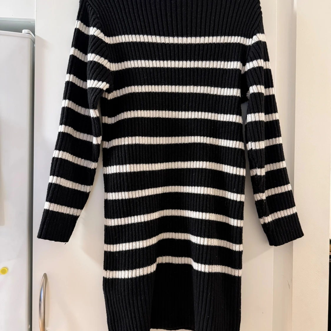 Randig svartvit stickad klänning H&M - 1