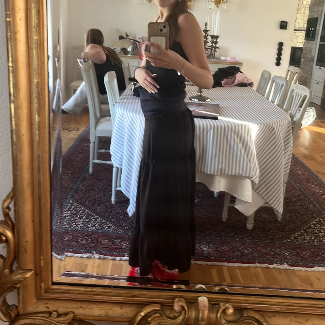 Svart volangkjol i lång modell - 1