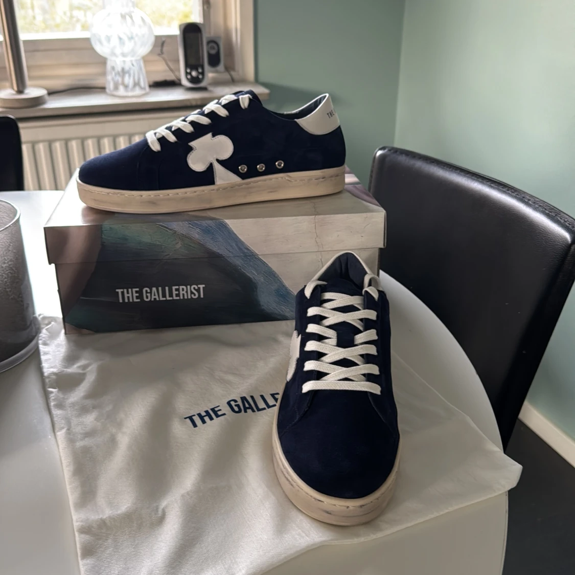 Mörkblå sneakers från The Gallerist