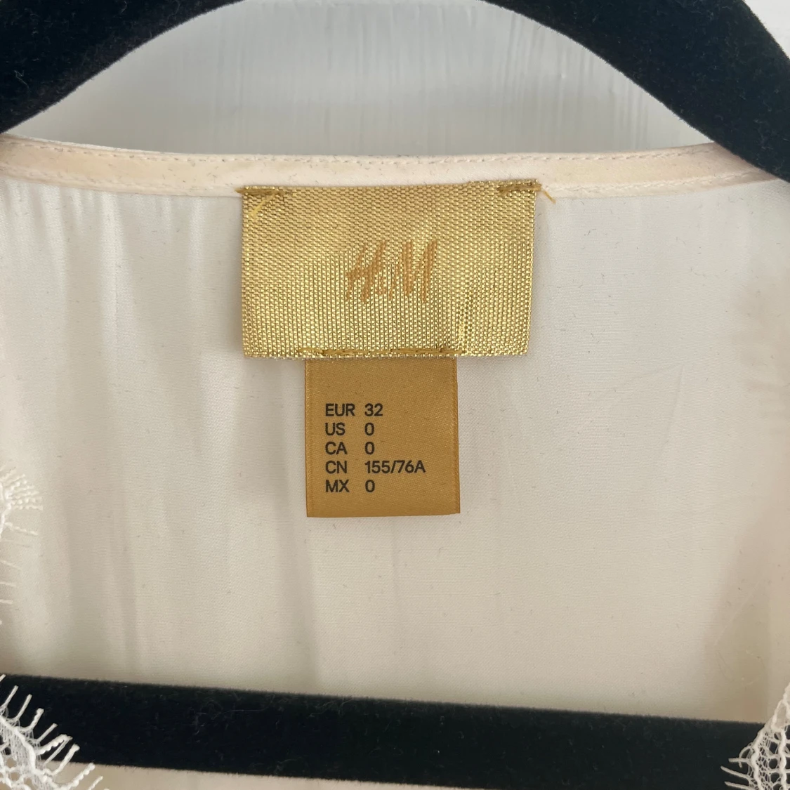 Vit omlottopp med spets från H&M - 2