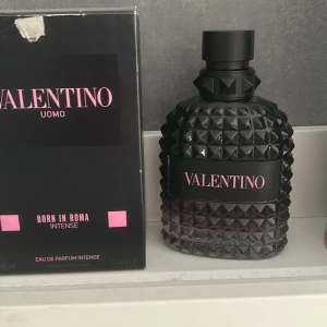 Valentino Uomo Born In Roma Intense - Stilren och modern parfym från Valentino, Born In Roma Intense. Eau de Parfum Intense, 100 ml. Perfekt för dig som vill sticka ut med en exklusiv doft och snygg design. Det är ungefär 45ml kvar 