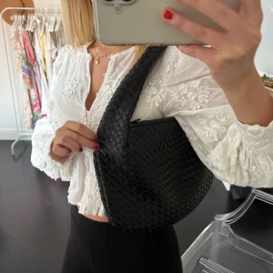 Svart flätad axelväska  - Svart väska från NAKD💕