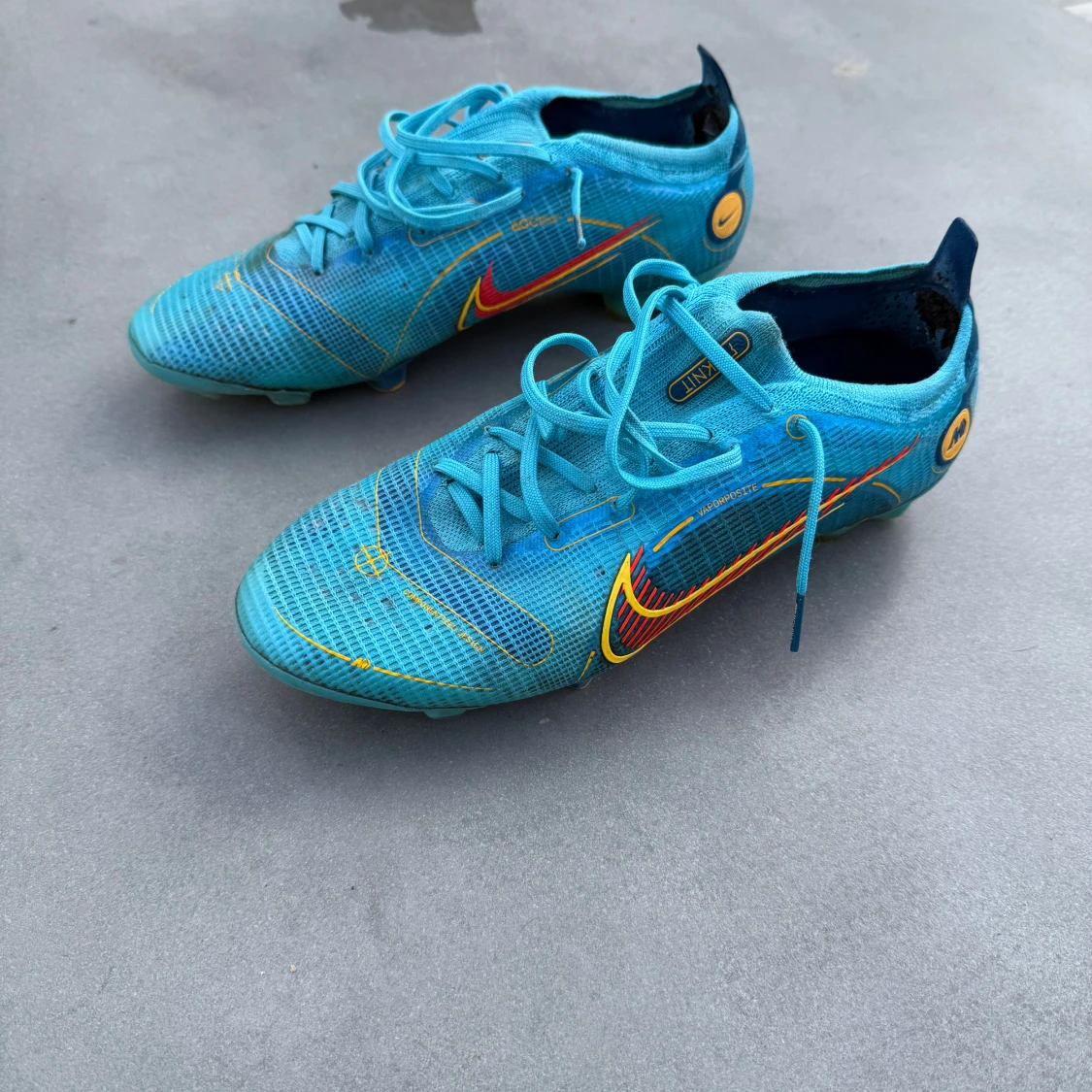 Blå Nike fotbollsskor med snörning