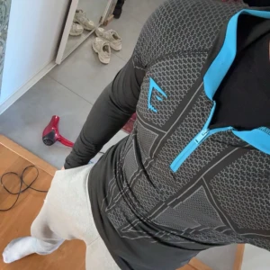Gymshark onyx v1 hoodie - Säljer nu denna feta onyxen som David laid har nuttat på😁😁 Den är i mycket bra skick och är knappt använd.