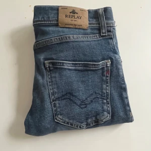Blå Replay jeans slim fit - Snygga blå jeans från Replay. Byxorna är i fint skick och slim fit. Passar runt 160-170 cm. Hör av er vid funderingar! 
