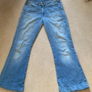Blå bootcut jeans från wrangler W29 L32 - Snygga ljusblå jeans från Wrangler i bootcut-modell med klassiska fem fickor. Har en liten slitning vid låret och på fickan (se bild 4 och 5) men går lätt att sy, väldigt snygga till hösten 🍂💕
