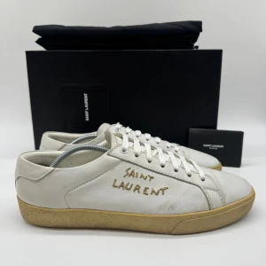 SAINT LAURENT SL/06 - Saint Laurent SL/06 - Skick: 8,5/10 - Replace snören -  Tillbehör: Dustbag - Storlek 42 sitter som 43 - Nypris ca 8000kr - Deluxecloset