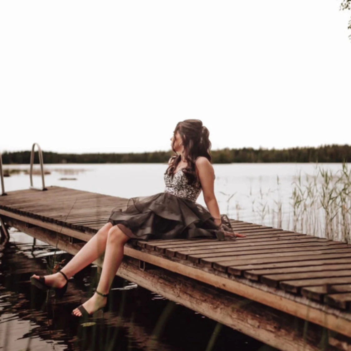 Svart paljettklänning med snörning