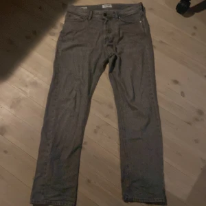 Grå Jeans från Jack&Jones - Gråa jeans från jack & jones i storlek 30/32 