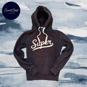 Mörkblå Superdry hoodie med tryck - Snygg mörkblå hoodie från Superdry med stort vitt och rött tryck på bröstet | Urtvättad!! | Axelbredd: 50 Längd: 67cm | Vintage