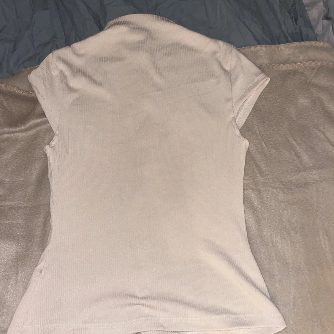 Beige ribbad stickad med knappar - 1