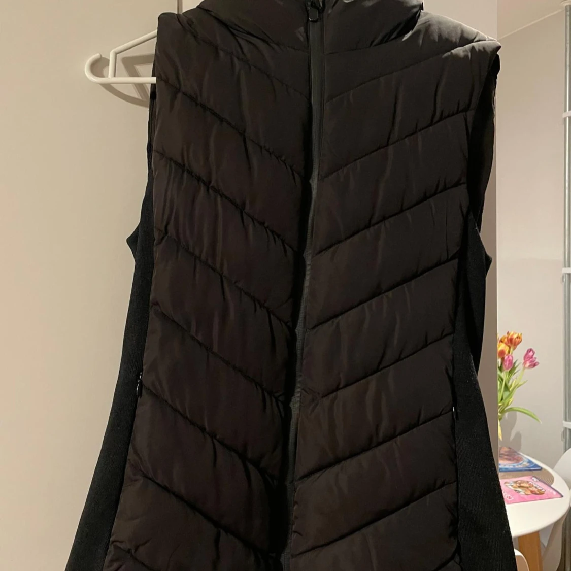 Svart väst med luva  - 1