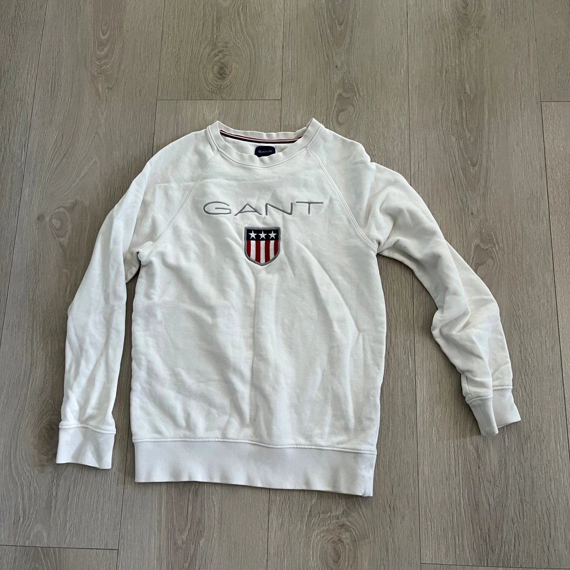 Vit sweatshirt från GANT med logga