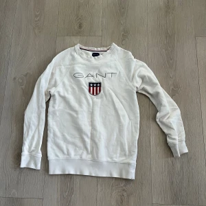 Vit sweatshirt från GANT med logga - Vit sweatshirt från GANT, knappt använd 