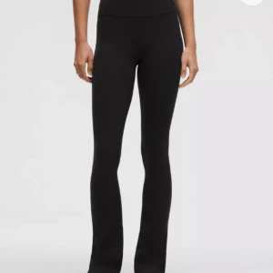 Svarta bootcut yogapants - Snygga svarta leggings från lulelemon med bootcut-snitt och hög midja. De är stretchiga och sitter tight upptill men släpper ut vid anklarna för en trendig siluett. Använda samt tvättade en gång. Säljer för de är för små tyvärr