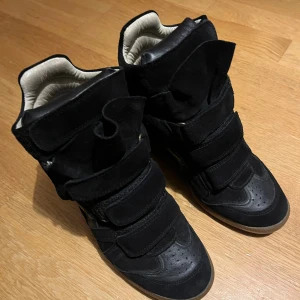 Isabel Marant skor - Säljer mina Isabell Marant skor eftersom dom kommer aldrig till användning, dom passar mig som vanligtvis har 38 i storlek 💕 Väldigt bra skick☺️skriv gärna om du har några frågor 