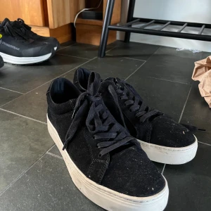Arigato skor - Säljer ett par svarta sneakers i mocka med klassisk rund tå och platt vit sula. Vagabond