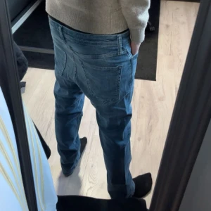 Jack & jones jeans - Fina jeans i gott skick (har en svart fläck baktill), modellen är 178 och väger 55kg. För mer info eller bilder är det bara att skriva🙌