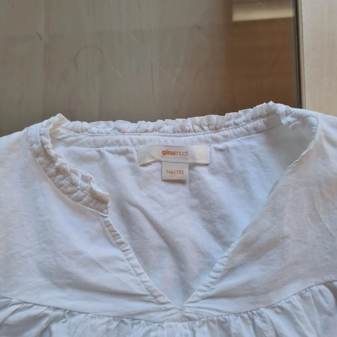 Vit blus med volangdetaljer - 4