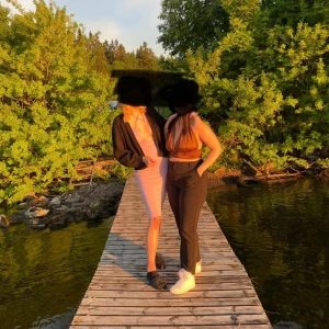 Ljuslila tight klänning Gina Tricot - Supersnygg ljuslila klänning från Gina Tricot med smala axelband och åtsittande passform. Klänningen är knälång och har en snygg detalj med snörning framtill.