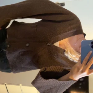 Intressekoll - Intressekoll på min bruna stickade kofta ifrån Gina tricot. 