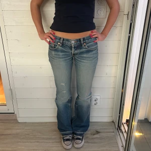 Levis jeans men hål - Lågmidjade levis jeans med slitningar. Storlek XS. De är sydda på ett ställe på knät (sista bilden) samt i grenen men det syns knappt. Midja: 38x2 cm innerben: 81 cm
