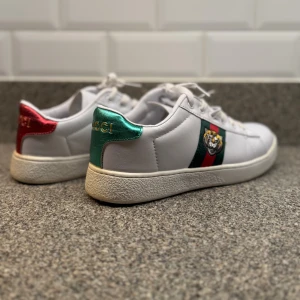 Gucci Ace Skor -  Gucci Ace skor i storlek 39, endast använt ett fåtal gånger. Skriv ifall du har några funderingar eller vill ha fler bilder! 