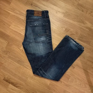 Jack N Jones jeans - Jävligt feta vintage Jack n Jones i storlek 33/32. Jeansen har en sliten design som e jävligt det. Lätt att matcha och väldigt likt populära jeans designs nu för tiden. Skriv vid minsta lilla fråga🙏🏻