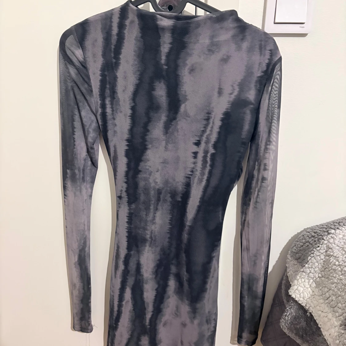 Grå och svart mönstrad meshklänning - 1