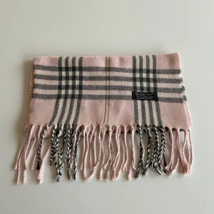 Burberry Scarf - Burberry scarf  One Size Skick: 8/10  Har du frågor? Skicka dm!