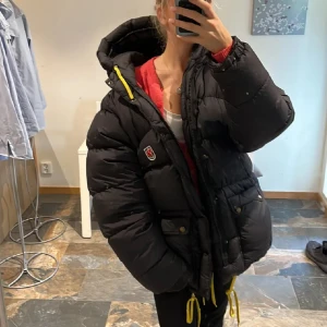 Fjällräven jacka - Priset är diskutabelt, nypris 10000! Skulle säga att den sitter som xs-m💘💘 Det är den gamla modellen som är betydligt tjockare och varmare än den nya modellen! Den har två lagningar som knappt syns alls, skriv för bilder❣️